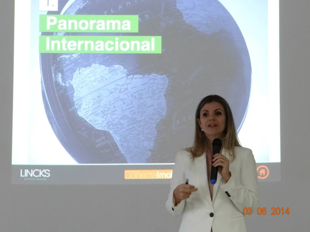 Bianca Lincks presenting the Panorama Internacional topic with the LINCKS brand on the slide